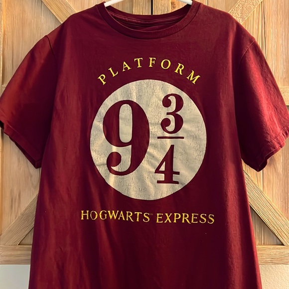 ❤️3/$25 (S) Harry Potter Platform 9-3/4 Hogwarts Tee Unisex Halloween 💯 cotton - Picture 1 of 8